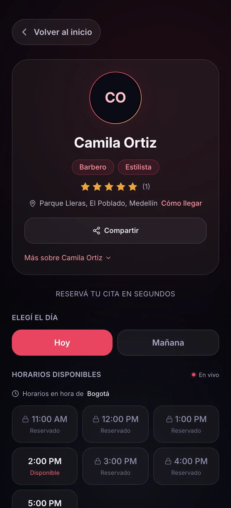 Captura real de la app: el perfil público de una profesional con sus horarios disponibles.